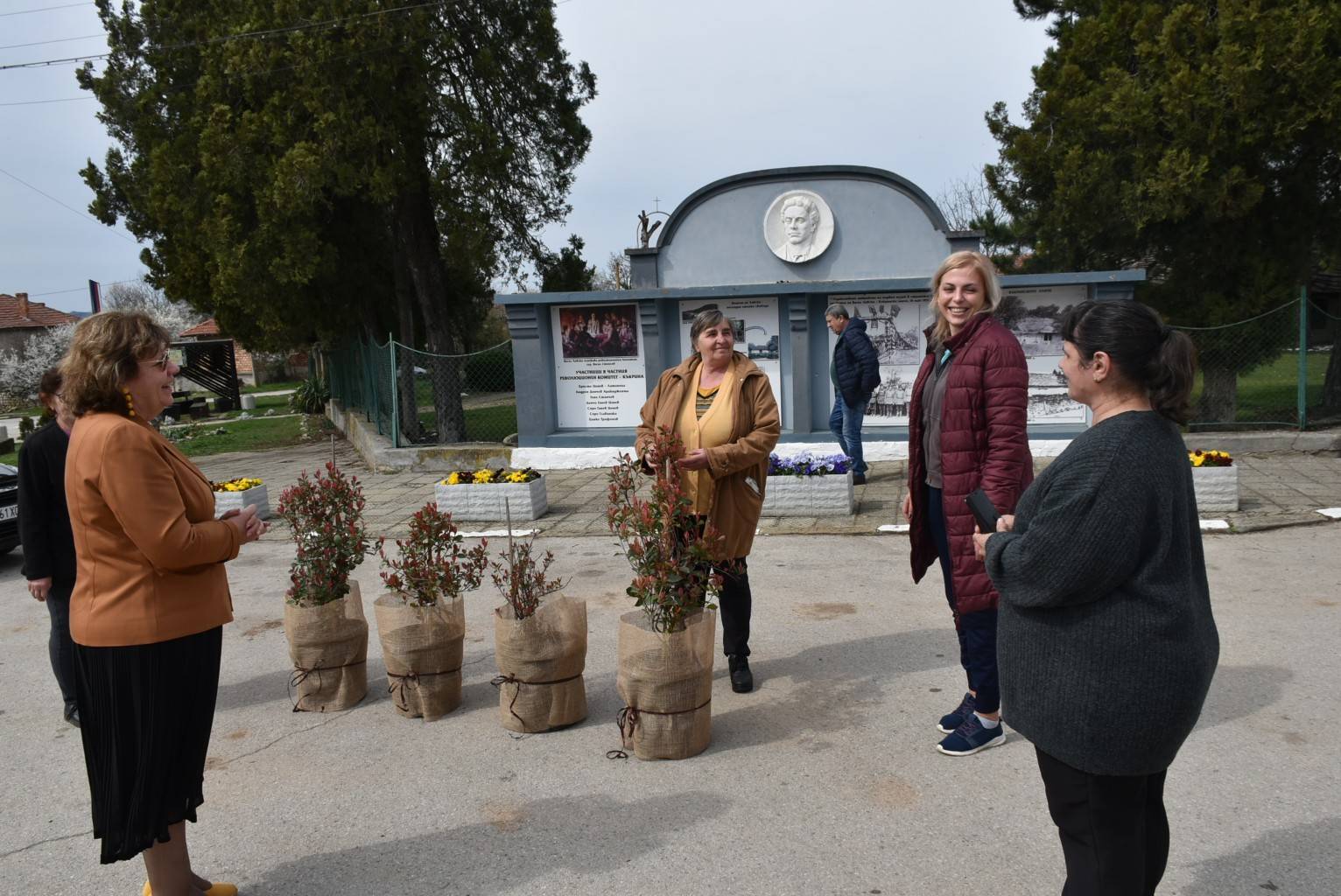 За разкрасяване на центъра на Къкрина кметът Маринова подари четири декоративни дръвчета